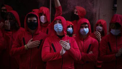 Activistes disfressats durant una protesta contra un desnonament.