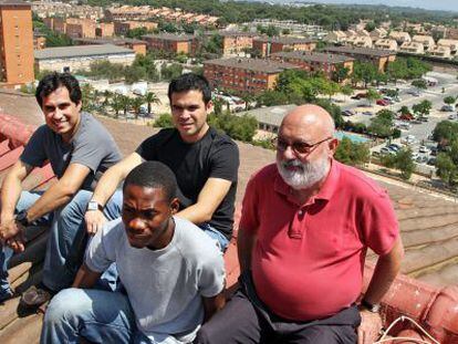 El director, Alfonso Garc&iacute;a, con los colegiales R. Arenas, J. Amaya y J. Ond&oacute;, en el tejado del centro.