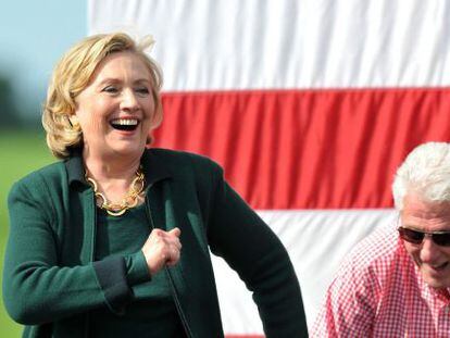 Hillary Clinton, el domingo en Iowa junto a su esposo, Bill Clinton.