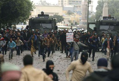 Opositores y partidarios del Gobierno se enfrentan en El Cairo.