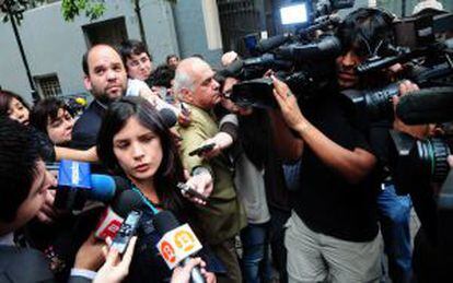 La l&iacute;der estudiantil Camila Vallejo habla a los medios a su llegada al Ministerio de Educaci&oacute;n para su reuni&oacute;n con el titular de cartera, Felipe Bulnes.