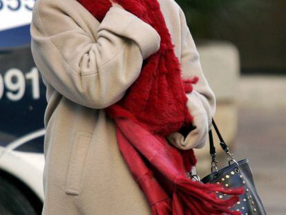 Una mujer durante la ola de frío de 2005.