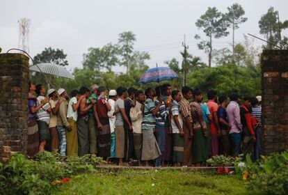 Refugiados rohingya esperan en cola ayuda humanitaria, en el campo de Balukhali (Bangladés).