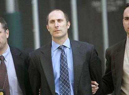 Matthew Tannin, de Bear Stearns, entre los agentes del FBI que ayer le detuvieron en Nueva York.