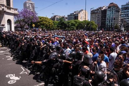 La policía tuvo serios problemas para contener a la multitud que se acercó a la Plaza de Mayo para despedir a Maradona. La decisión de la familia de cerrar la capilla ardiente el 26 de noviembre, 24 horas después de abierta, enfureció a los hinchas, que intentaron tomar por asalto la Casa Rosada. “No podía esperarse otra cosa. Diego Armando Maradona fue despedido como vivió: en una locura desbordante de amor, pasión y caos”, escribió aquel día el corresponsal de EL PAÍS en Buenos Aires, Enric González.