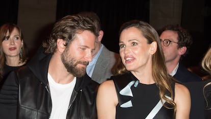 Bradley Cooper y Jennifer Garner en el desfile de Versace en París en julio de 2016.