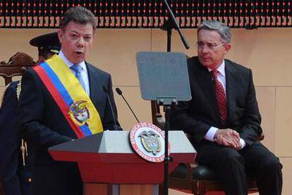 Bajo la atenta mirada de su predecesor Álvaro Uribe, Juan Manuel Santos pronuncia su discurso de investidura como presidente de Colombia.