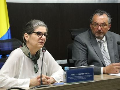 Julieta Lemaitre Ripoll y Roberto Carlos Vidal, magistrada y presidente de la JEP, durante la sesión de este jueves.