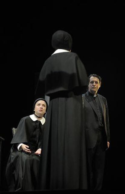 Rosa Maria Sardà (de espaldas), Ramon Madaula y Mar Ulldemolins, en una escena de 'Dubte'.