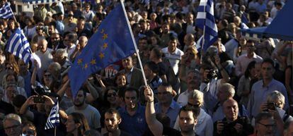 Miles de personas manifestaron el lunes en Atenas para que Grecia contin&uacute;e en la Eurozona.