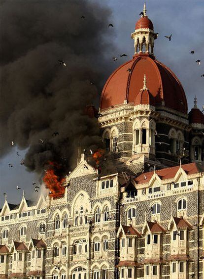 Imagen del hotel Taj Mahal de Bombay, en llamas durante los ataques terroristas de noviembre.