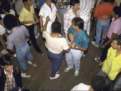 Panorámica de un bar gay en Rio de Janeiro en 1985.