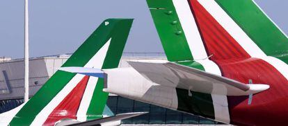 Varios aviones de la compa&ntilde;&iacute;a Alitalia en el aeropuerto Leonardo da Vinci-Fiumicino de Roma. 