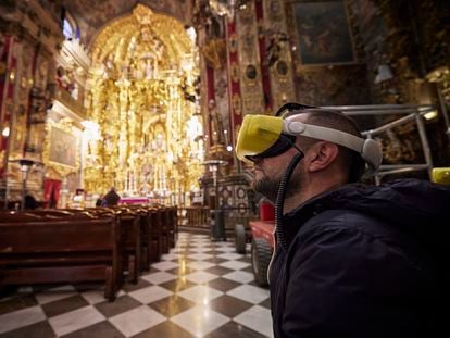 Un usuario con gafas de visión 360º en la basílica de San Juan de Dios de Granada, gestionada turísticamente por la empresa Artisplendore.