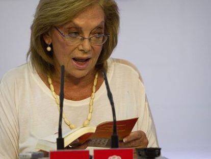 Amparo Rubiales, presidenta del PSOE andaluz,con la Constitución en las manos.