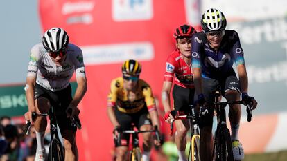Kuss cruza tras Mas y Ayuso, y por delante de Roglic, la línea de meta en La Cruz de Linares.