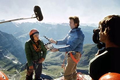 Clint Eastwood, fotografiado durante el rodaje de <i>Licencia para matar (The Eiger sanction</i>, 1975).