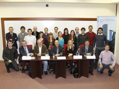 Alumnos, profesores y representantes universitarios en el Aula de Máquina-Herramienta.