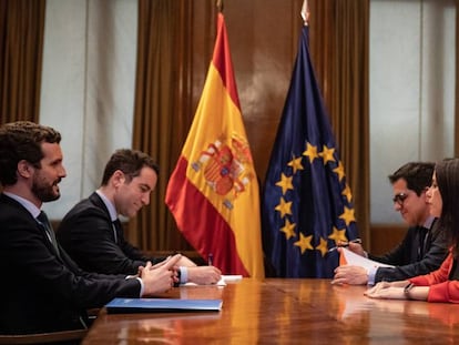 Imagen de la reunión de ayer en el Congreso de los Diputados entre el presidente del PP, Pablo Casado, y la portavoz parlamentaria de Ciudadanos, Inés Arrimadas, junto Teodoro García Egea y José María Espejo-Saavedra, para hablar de coaliciones en elecciones autonómicas.