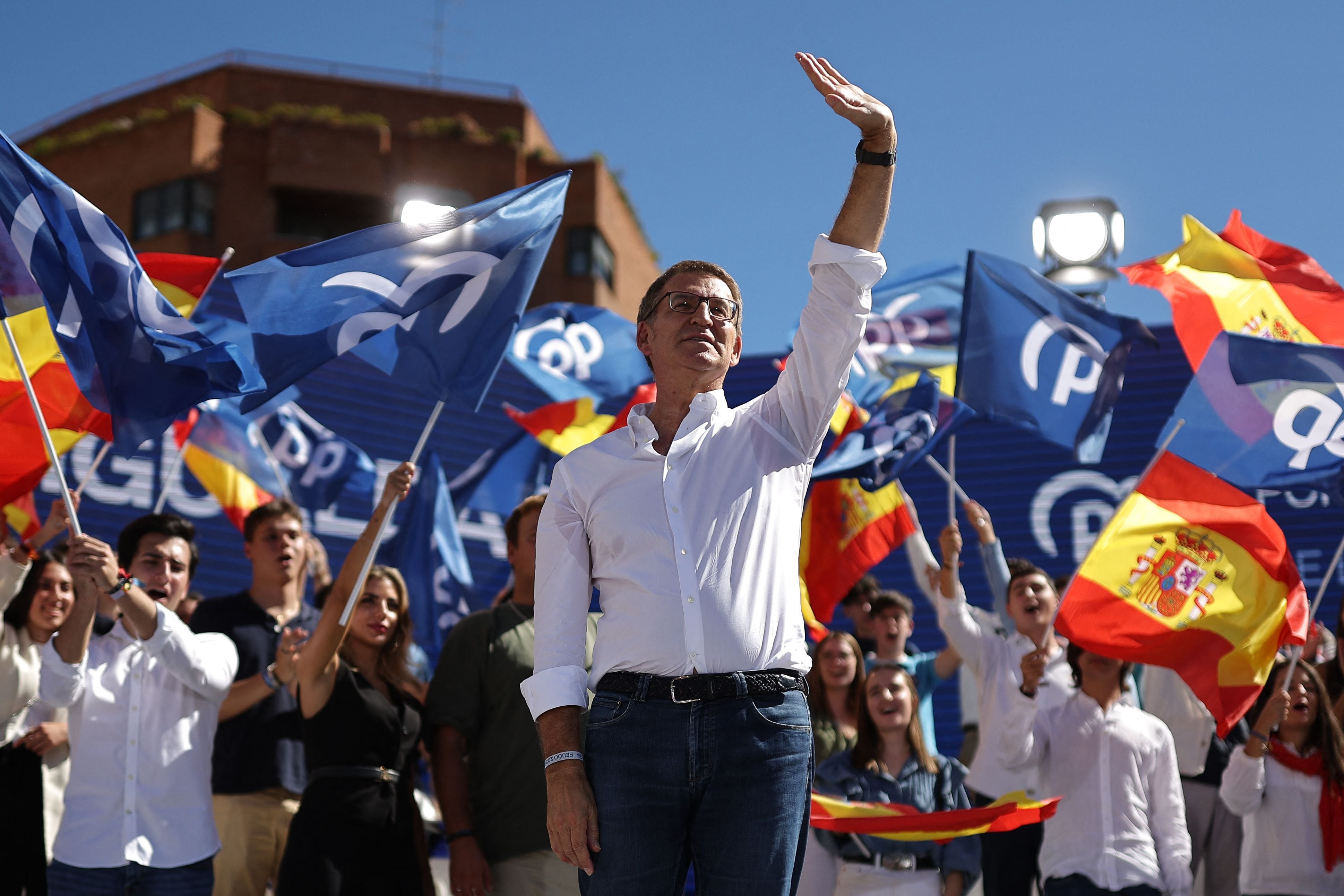 El presidente del PP y candidato a la presidencia del Gobierno, Alberto Núñez Feijóo, saluda a los asistentes al mitin.