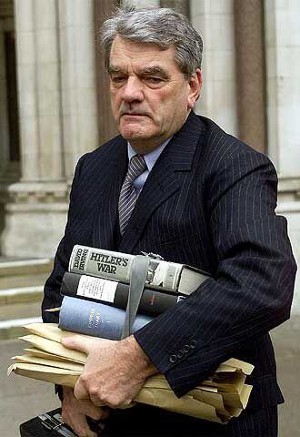 David Irving, en Londres en enero de 2000.