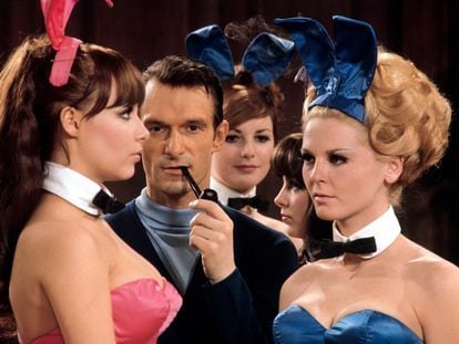 Hugh Hefner en su mansión Playboy rodeado de 'conejitas' en los años sesenta.