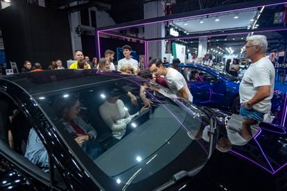 Un grupo de personas visita el space de Tesla en el Salón del Automóvil de Barcelona 2023.