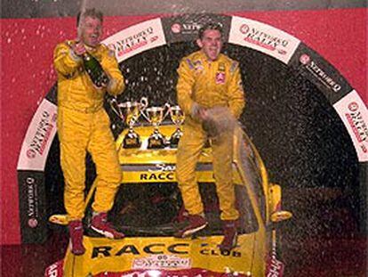 Dani Solà, junto a su copiloto Alex Romaní, celebran el título Mundial.