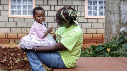 Una superviviente de violencia machista juega con un bebé en un refugio en la capital keniana de Nairobi al que mujeres maltratadas pueden acudir en busca de un techo una vez deciden abandonar la relación abusiva a la que están sometidas. La violencia machista se ha exacerbado como consecuencia de la covid-19 y las restricciones de movimiento impuestas en todo el mundo.