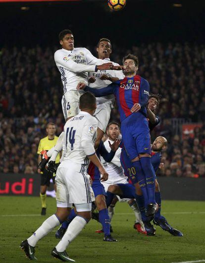 Raphael Varane, Cristiano Ronaldo y Gernard Piqué saltna para golpear de cabeza.