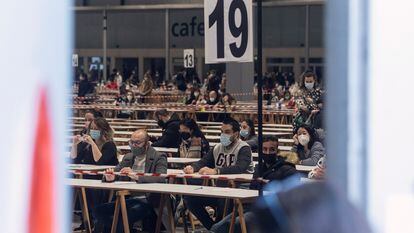 Opositores a una plaza de funcionario en un examen en Madrid, en febrero de 2022.
