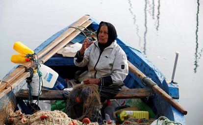 Chrifa Nimri, de 69 años, una pescadora en el puerto de Sidi Bou Said, en Túnez.