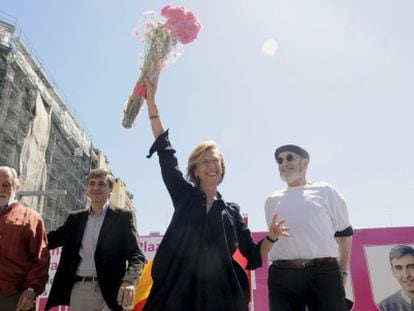 Rosa Díez, junto al actor Toni Cantó (izquierda) y el escritor Álvaro Pombo (derecha), en un mitin en Madrid.