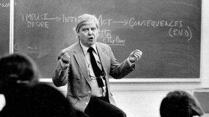 William H. Gass durante una clase, a finales del siglo XX.