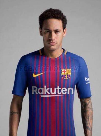 Neymar con la nueva camiseta del Barcelona.