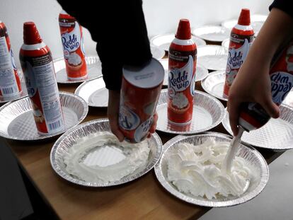 Estudiantes universitarios preparan tartas con nata montada para una fiesta en Hamtramck (Michigan), en 2017.