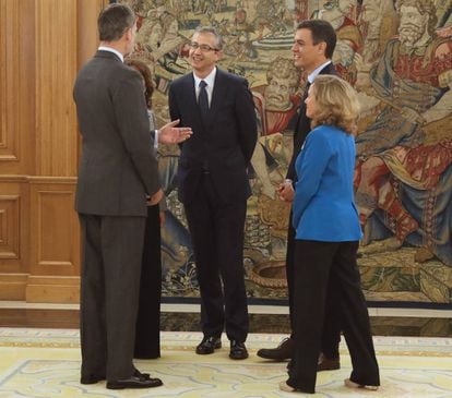 El nuevo gobernador del Banco de España, Pablo Hernández de Cos (en el centro), con el presidente del gobierno Pedro Sánchez (segundo por la derecha), la ministra de Economia Nadia Calviño (derecha), y el Rey Felipe VI (izquierda)