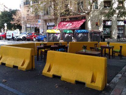 Bloques de hormigón cobijan una terraza improvisada en el centro de Barcelona en agosto de 2020.