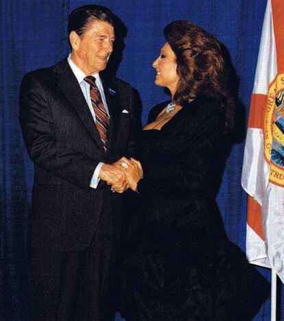 Ronald Reagan, presidente número 40 de Estados Unidos, y Rocío Jurado en una recepción organizada por la Casa Blanca en Miami en 1985. Ese vestido forma parte de la colección del Centro que la artista tiene en Chipiona