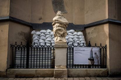 Estatua cubierta y protegida con sacos terreros en la basílica catedral de la Asunción de Lviv.