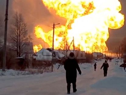 Momento de la explosión del gasoducto Urengoi-Pomary-Uzhhorod, una tubería de una filial de Gazprom que atraviesa Ucrania, este martes.