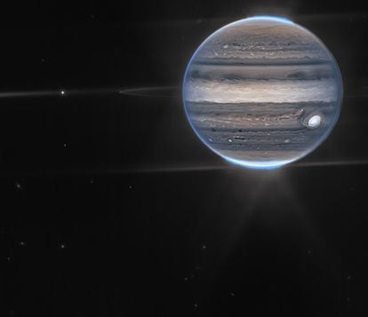 El telescopio espacial 'James Webb' ofreció esta imagen del planeta, con sus tormentas gigantes.