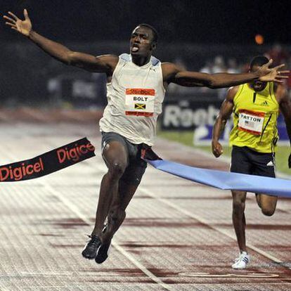 El jamaicano Usain Bolt a su llegada a la meta. Ha batido el récord mudial de velocidad en la prueba de 100 metros lisos.