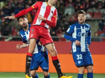 Stuani remata de cabeza ante el Alavés.