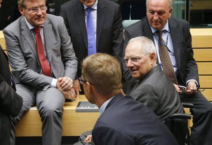 El ministro alemán de Finanzas, Wolfgang Schäuble (segundo derecha), conversa con varios homólogos antes del inicio del Eurogrupo.