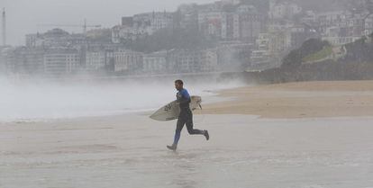 Un surfista desafía al frío en San Sebastián