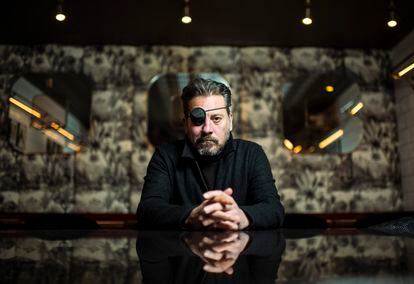 Ray Loriga, fotografiado en el Café Comercial de Madrid en diciembre.