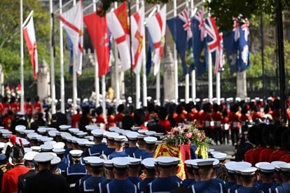 Miembros de la Marina Real escoltaban el féretro de Isabel II durante la comitiva fúnebre por las calles de Londres, este lunes. 