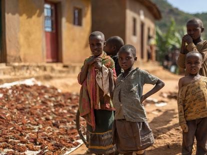 Un grupo de niños junto a una sabana donde secan mijo en una comunidad rural en el distrito de Nyanza, el pasado junio de 2023.