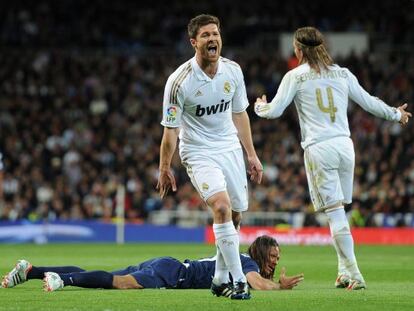 Xabi Alonso se lamenta durante el partido contra el M&aacute;laga.